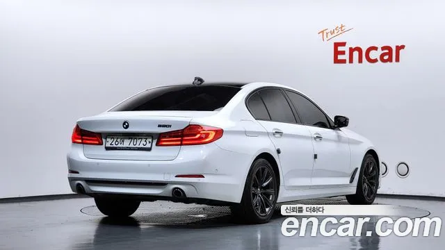 BMW 5-Series 2018 thumb 2