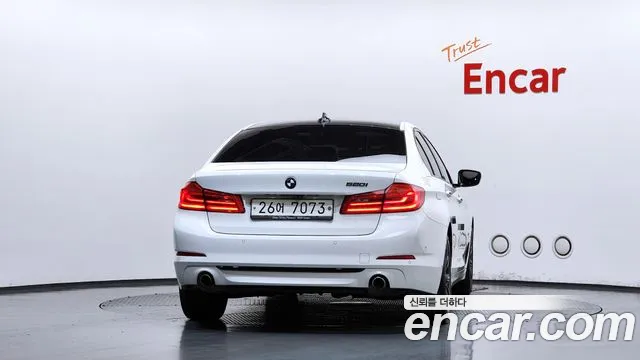 BMW 5-Series 2018 thumb 4