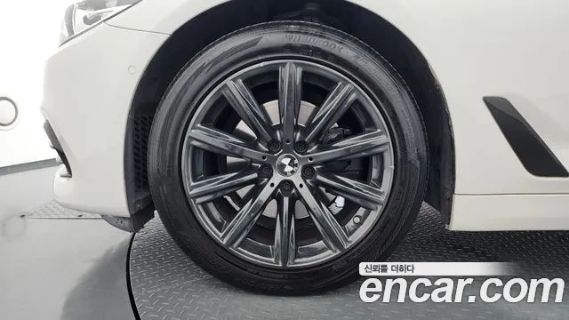 BMW 5-Series 2018 thumb 5
