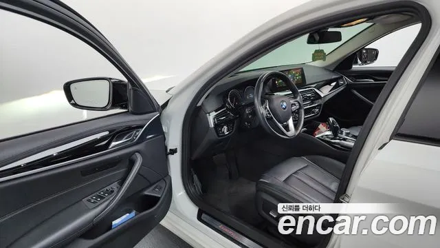 BMW 5-Series 2018 thumb 10