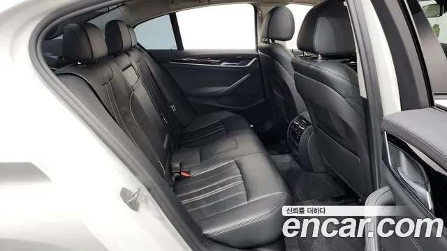 BMW 5-Series 2018 thumb 11