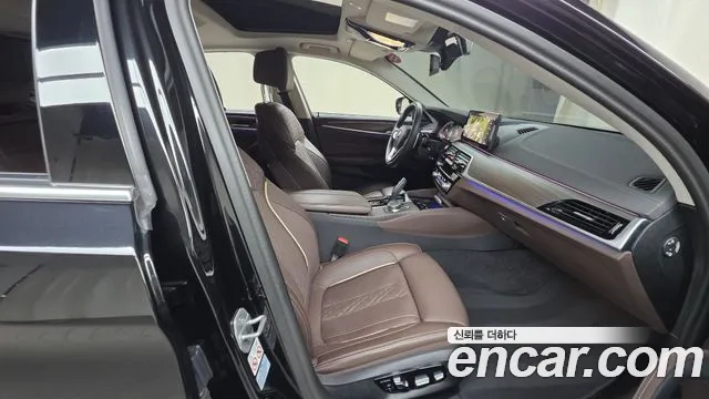 BMW 5-Series 2023 thumb 10