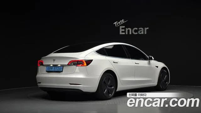 Tesla Model 3 2020 thumb 2