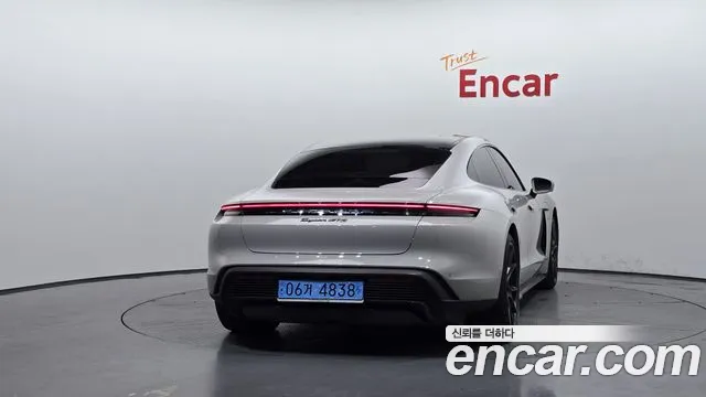 Porsche Taycan 2023 thumb 4
