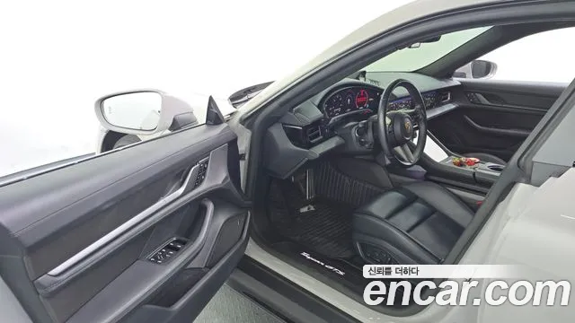 Porsche Taycan 2023 thumb 10