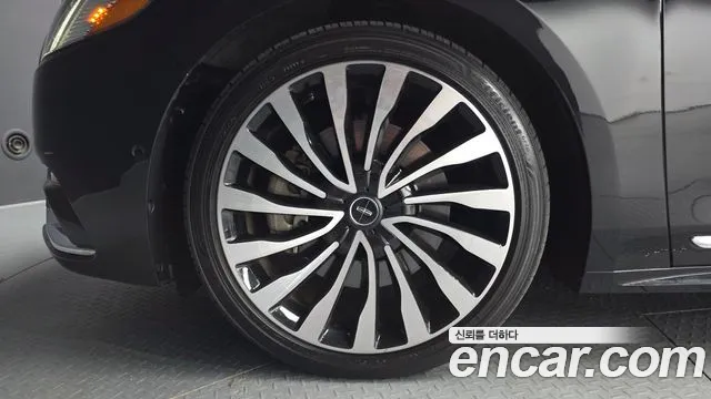 Lincoln Continental 2017 thumb 4