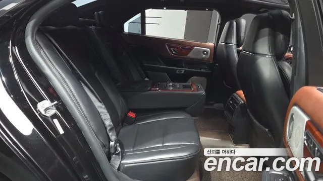 Lincoln Continental 2017 thumb 11