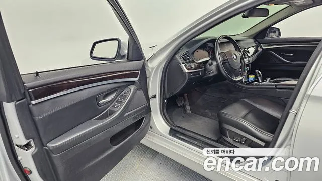 BMW 5-Series 2013 thumb 10