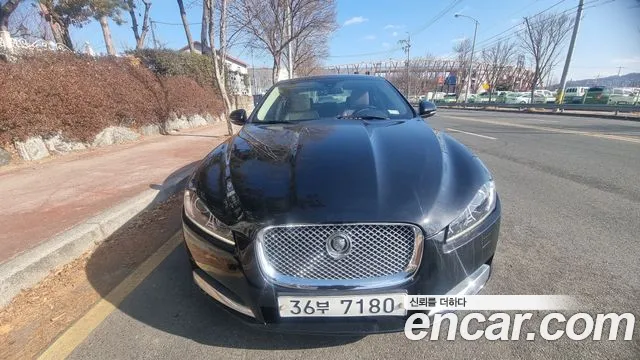Jaguar XF 2013 thumb 3
