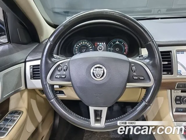 Jaguar XF 2013 thumb 11