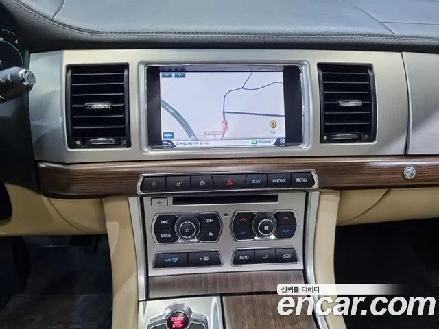 Jaguar XF 2013 thumb 12