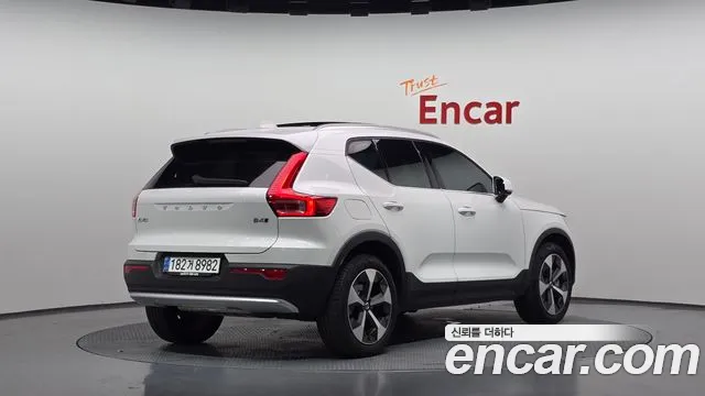 Volvo XC40 2024 thumb 2