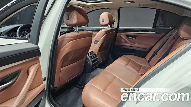 BMW 5-Series 2015 thumb 11
