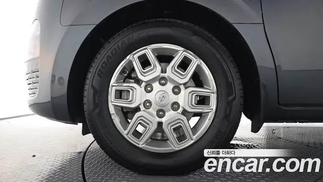 Hyundai Staria 2023 thumb 4