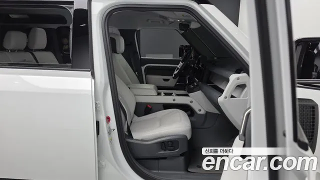 Land Rover Defender 2025 thumb 11