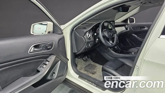 Mercedes-Benz GLA 2016 thumb 10