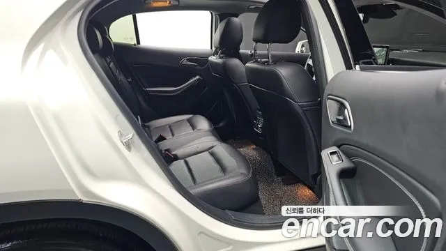 Mercedes-Benz GLA 2016 thumb 11
