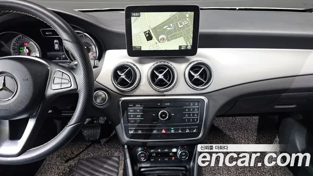 Mercedes-Benz GLA 2016 thumb 12