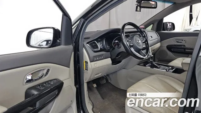 Kia Carnival 2016 thumb 10