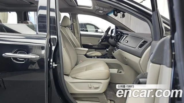 Kia Carnival 2016 thumb 11