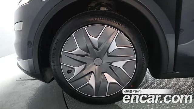 Tesla Model Y 2026 thumb 4