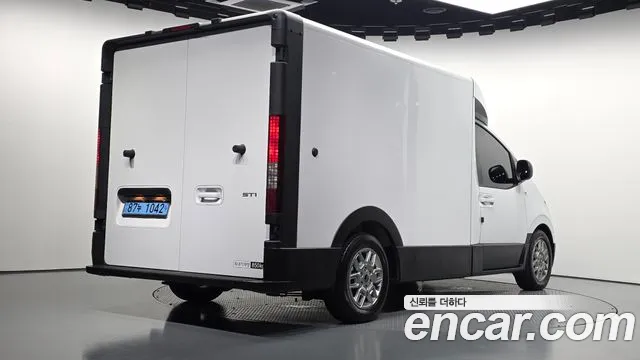 Hyundai Staria 2025 thumb 2
