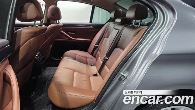 BMW 5-Series 2015 thumb 11