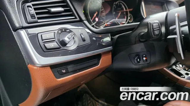 BMW 5-Series 2015 thumb 12