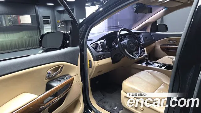 Kia Carnival 2016 thumb 10