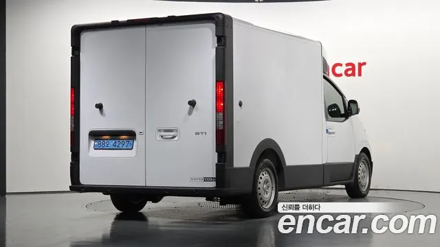 Hyundai Staria 2025 thumb 2