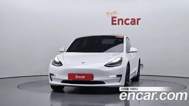 Tesla Model 3 2020 thumb 2