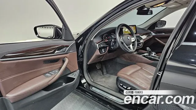 BMW 5-Series 2023 thumb 10