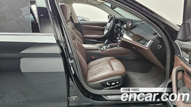 BMW 5-Series 2023 thumb 11