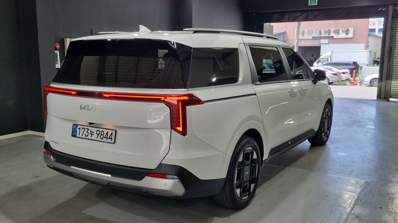 Kia Carnival 2024 thumb 2