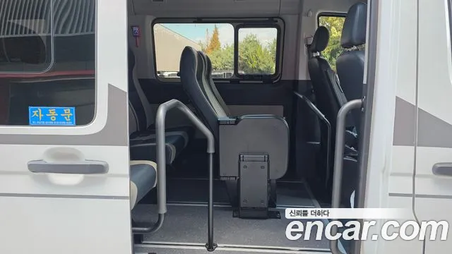 Hyundai Staria 2024 thumb 12