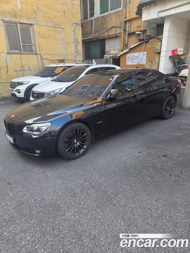 BMW 7-Series 2009 thumb 2
