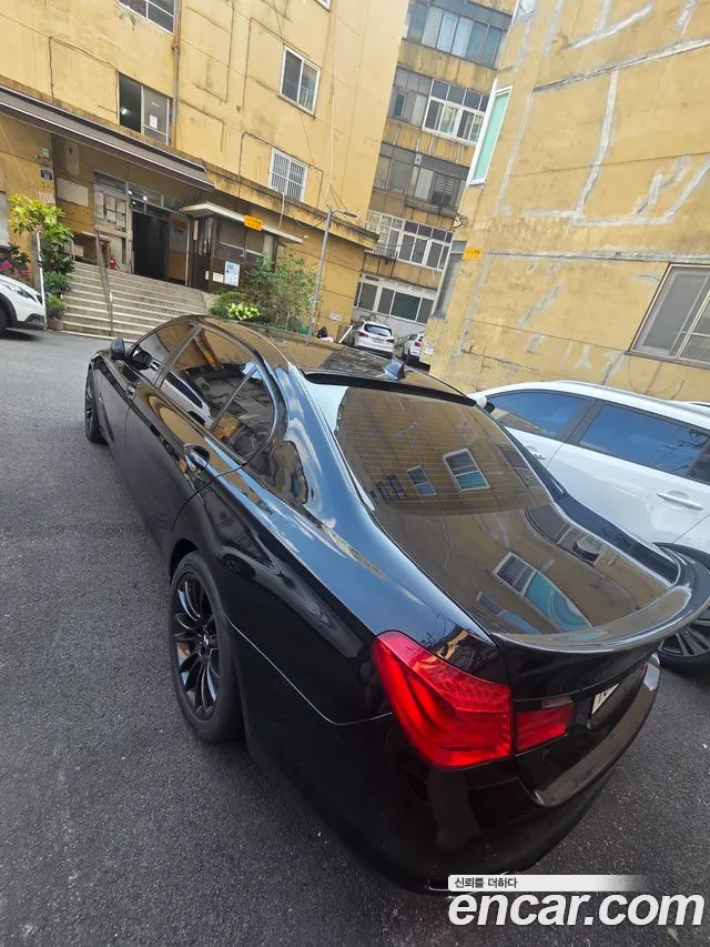 BMW 7-Series 2009 thumb 5