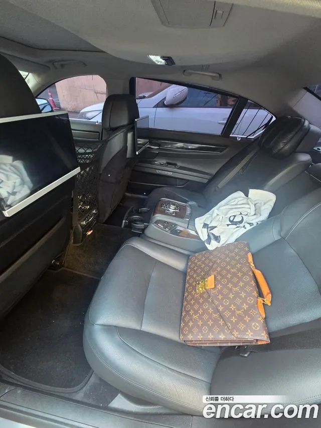 BMW 7-Series 2009 thumb 7
