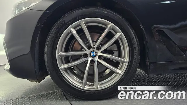 BMW 5-Series 2017 thumb 4