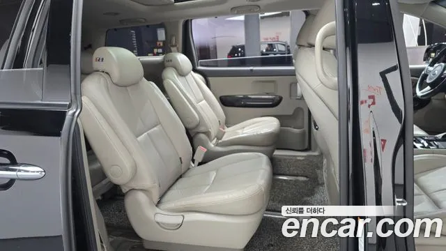 Kia Carnival 2017 thumb 10