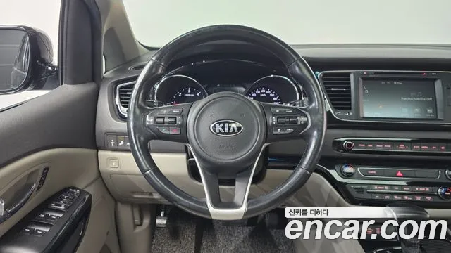 Kia Carnival 2017 thumb 11