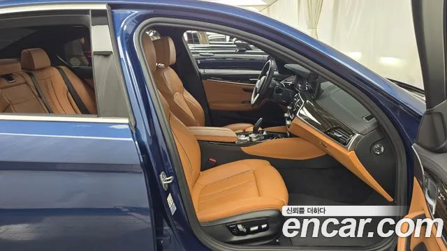 BMW 5-Series 2020 thumb 11