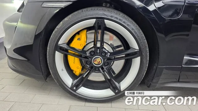 Porsche Taycan 2022 thumb 5