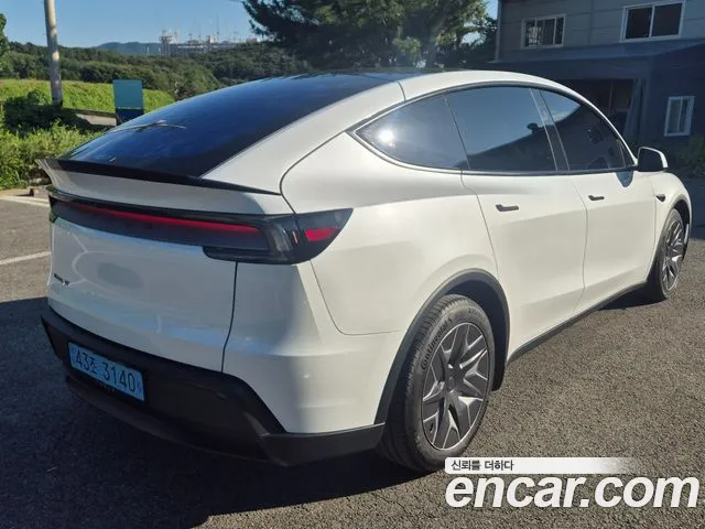 Tesla Model Y 2026 thumb 2