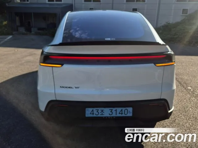 Tesla Model Y 2026 thumb 4
