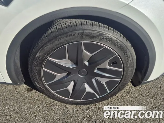 Tesla Model Y 2026 thumb 5