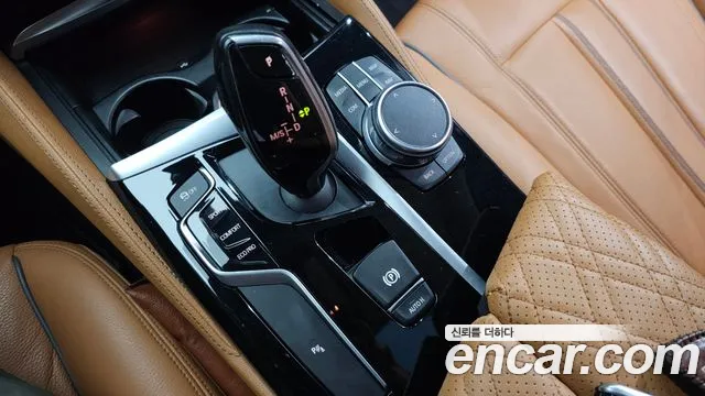BMW 5-Series 2018 thumb 9