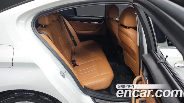 BMW 5-Series 2018 thumb 11