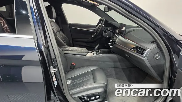 BMW 5-Series 2023 thumb 11
