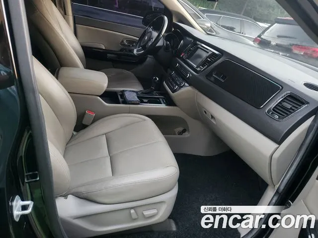 Kia Carnival 2015 thumb 5